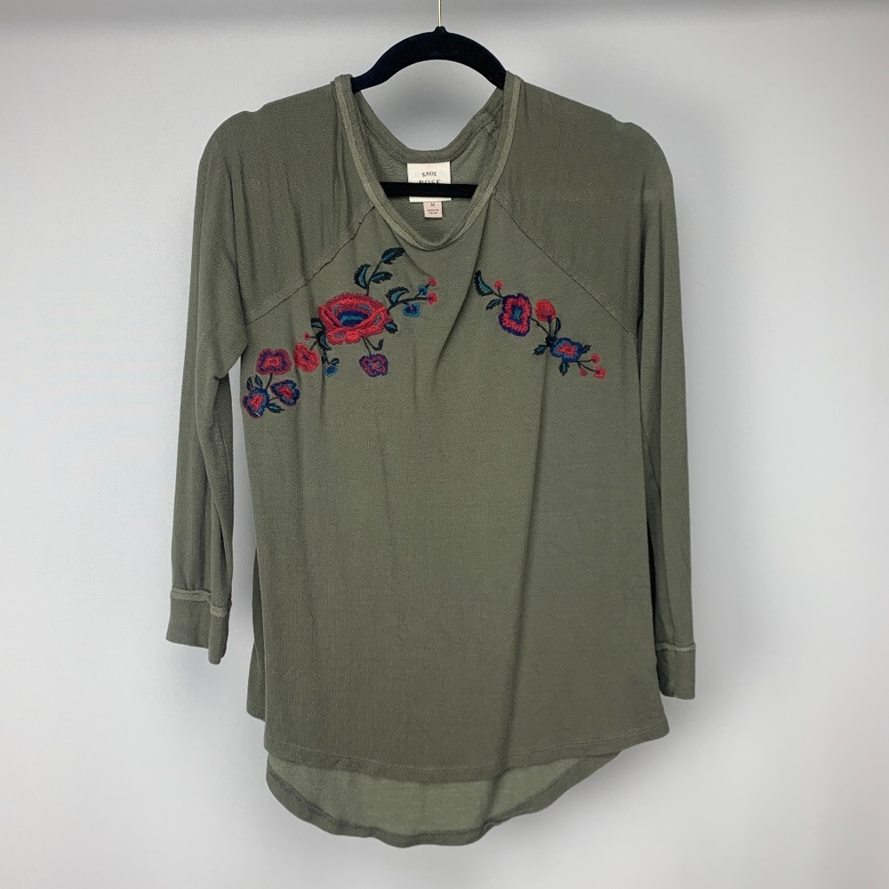 KNOX ROSE Sage Green Flower Embroidered Long Sleeve Casual Tee Medium